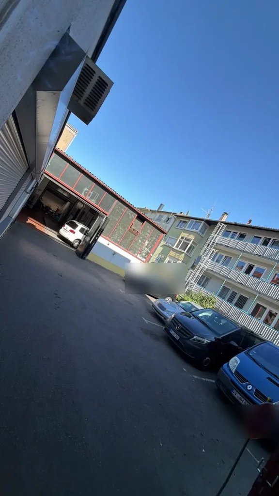 Einfahrt zur Werkstatt von SG KFZ-Technik in Pforzheim