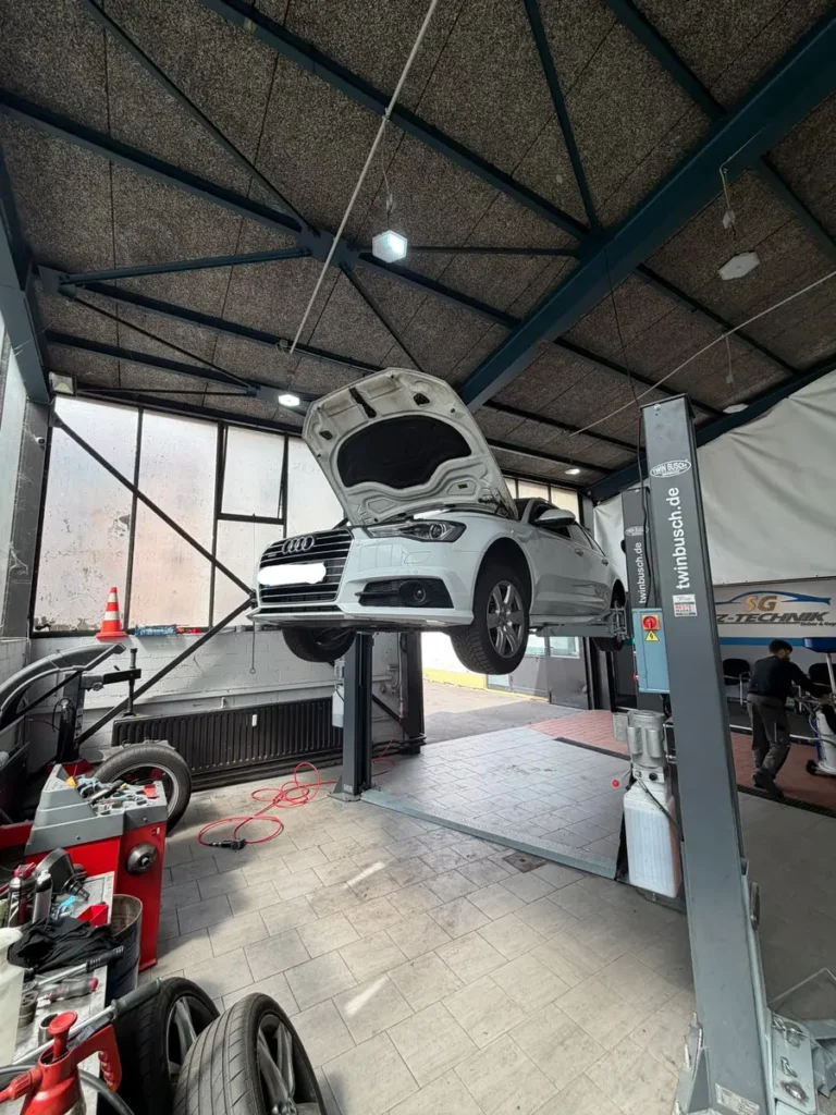 Fahrzeug auf der Hebebühne bei SG KFZ-Technik